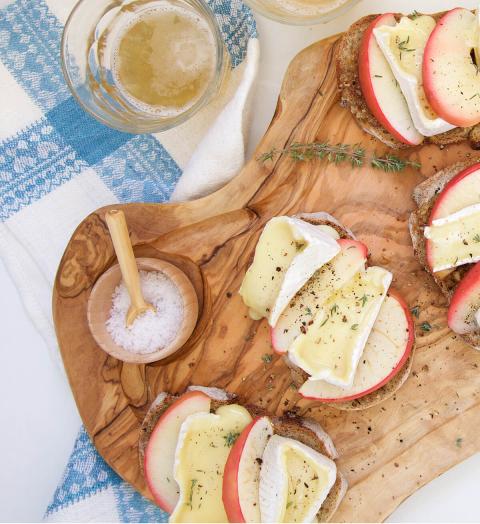 Tartines mit Camembert, Äpfeln und Haselnuss-Butter 