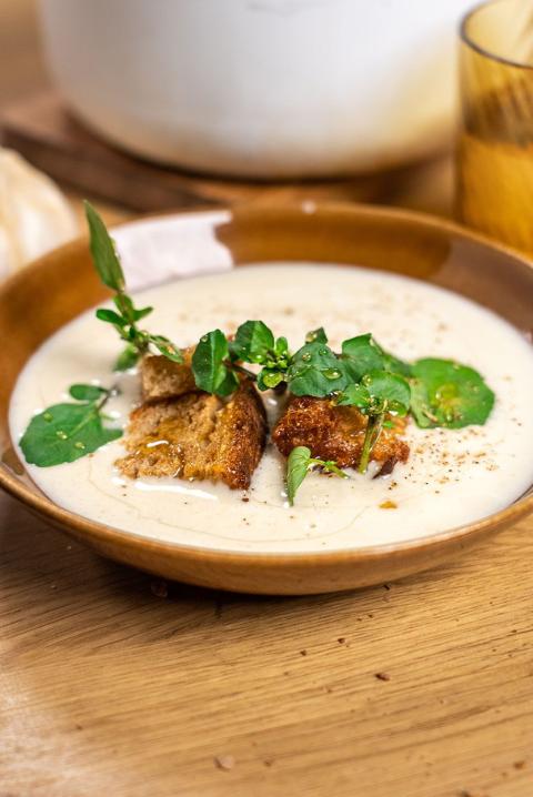 Creamy soup with confit garlic, honey croutons