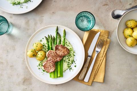 Grüner Spargel mit grüner Sauce und Minutenschnitzeln