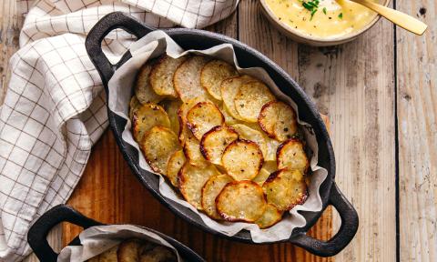 Pommes anna with aioli sauce