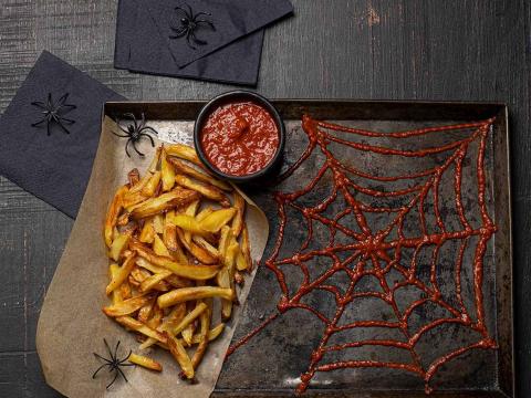 Halloween Oven-baked country fries & homemade ketchup