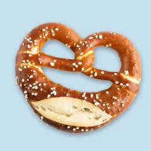 Bretzel auf blauem Hintergrund