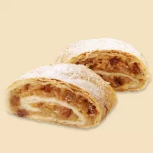 Apfelstrudel auf orangem Hintergrund