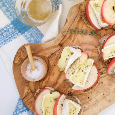 Tartines mit Camembert, Äpfeln und Haselnuss-Butter 