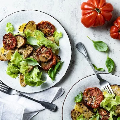 Salat mit ofengerösteten Tomaten und knusprigen Brotchips