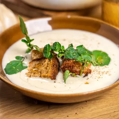 Creamy soup with confit garlic, honey croutons