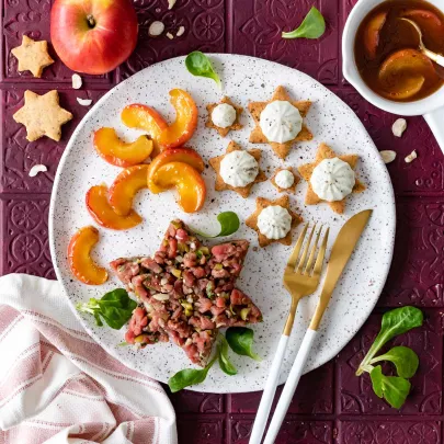 Rindertartar vom Charolais-Rind, Haselnuss-Sablés mit Selles-sur-Cher-Creme, karamellisierte Äpfel