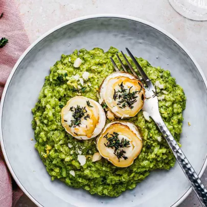 Spinat-Risotto mit Macadamia & gebackenen Ziegenkäse-Talern