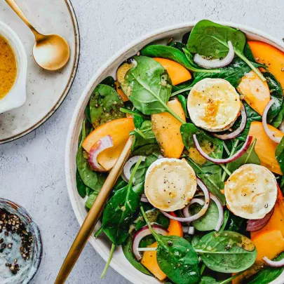 Spinatsalat mit Kaki & karamellisiertem Ziegenkäse