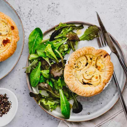 Mini-Tartes mit Ziegenfrischkäse & Schalotten