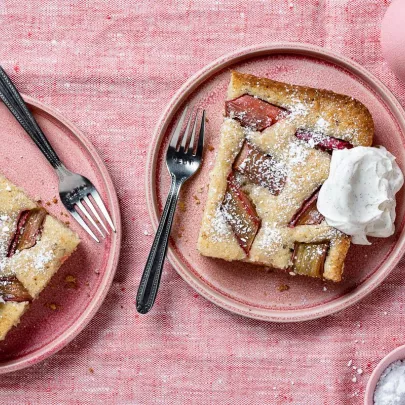 Rhabarberkuchen mit Crème fraîche