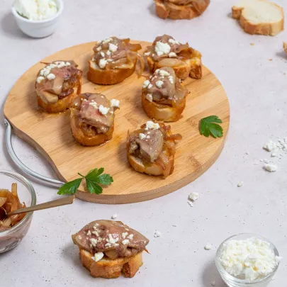 Tostadas de Foie y queso de cabra y cebolla caramelizada 