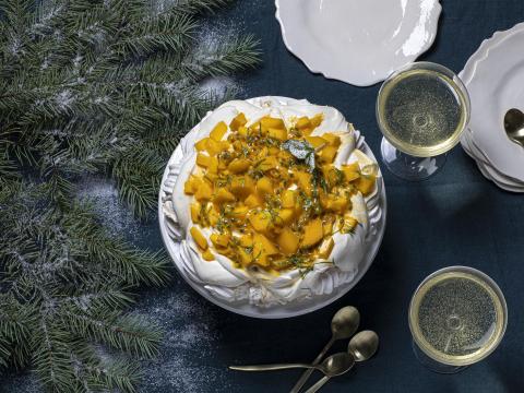 Vanilla,-mango-and-passion-fruit-Pavlova