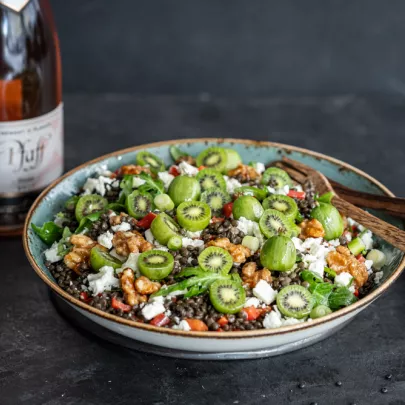 Linsensalat mit Nergi® Mini Kiwi, Feta, karamellisierten Walnüssen und Honig-Senf-Dressing 