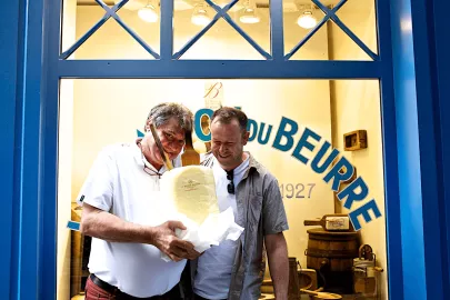 Hans-Georg Pestka (rechts) im Gespräch mit Jean-Yves Bordier (Le Beurre Bordier) vor seinem Laden in Saint Malo